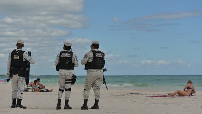 La Guardia Nacional mexicana patrulla la playa de los Pescadores, en Tulum, en el estado de Quintana Roo.