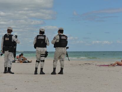 La Guardia Nacional mexicana patrulla la playa de los Pescadores, en Tulum, en el estado de Quintana Roo.