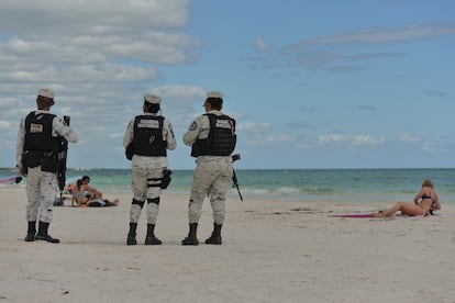 La Guardia Nacional mexicana patrulla la playa de los Pescadores, en Tulum, en el estado de Quintana Roo.