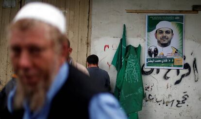 Cartel con la imagendel ingeniero Fadi al Batah en la casa de su familia en Gaza.