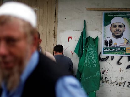 Cartel con la imagendel ingeniero Fadi al Batah en la casa de su familia en Gaza.