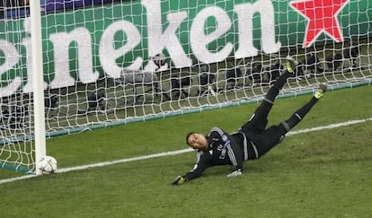 Juanfran del Atlético de Madrid falla el gol.