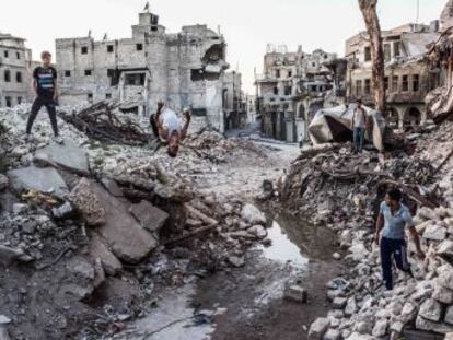 Decenas de jóvenes practican el ‘parkour’ entre los escombros de la ciudad vieja de Alepo para descargar las tensiones vividas durante la contienda