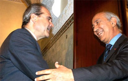 El primer ministro Marroquí, Driss Jettou, saluda a Chaves, ayer en Rabat.