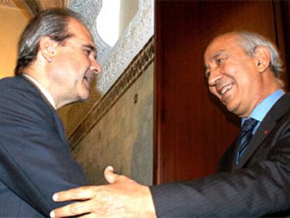 El primer ministro Marroquí, Driss Jettou, saluda a Chaves, ayer en Rabat.
