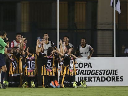 Jugadores de The Strongest celebran el gol ante Sao Paulo