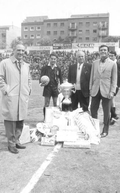 Jos&eacute; B&oacute;dalo y Paco Rabal hacen un saque de honor en el campo del Rayo Vallecano en 1967.