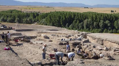 Un grupo de arqueólogos trabaja en la antigua Confluentia, en la provincia de Segovia.