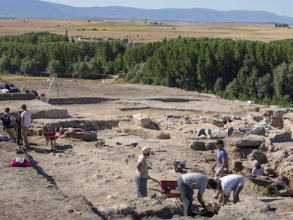 Un grupo de arqueólogos trabaja en la antigua Confluentia, en la provincia de Segovia.