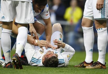 El delantero portugués del Real Madrid, Cristiano Ronaldo, tras ser golpeado en la cara por el defensa suizo del Deportivo Fabian Schar.