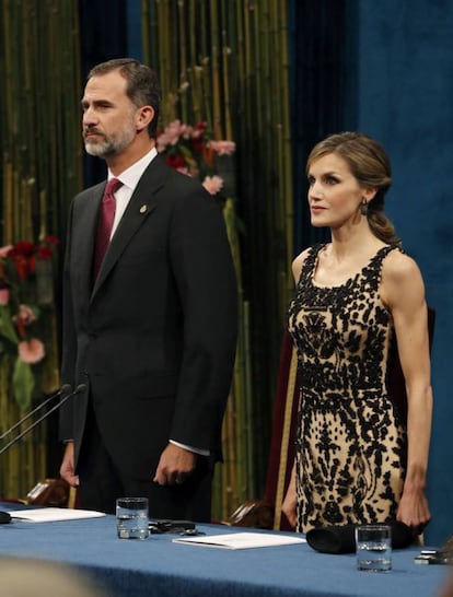 Los Reyes Felipe y Letizia, durante la ceremonia de entrega de los Premios Princesa de Asturias 2016. 
