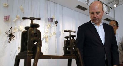 El consejero de Economía, Máximo Buch, ayer en el Centro de Artesanía de Valencia.