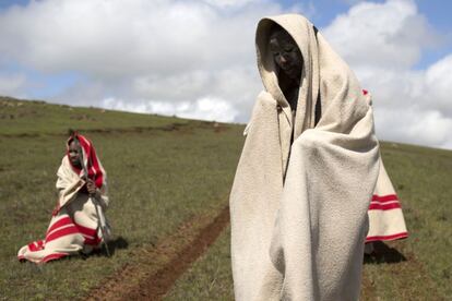 Cada a&ntilde;o, miles de j&oacute;venes sudafricanos dejan sus padres para pasar algunas semanas en una escuela de iniciaci&oacute;n donde ser&aacute;n circuncidados, un rito de iniciaci&oacute;n que com&uacute;nmente se conoce como &quot;Ukwaluka&quot;. En la imagen, varios &#039;iniciados&#039; de este a&ntilde;o comienzan su camino en Qunu, la misma localidad donde ser&aacute; enterrado ma&ntilde;ana Nelson Mandela. 