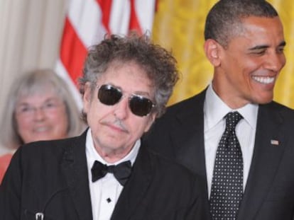 Bob Dylan se coloca delante de Barack Obama para recibir la Medalla a la Libertad.