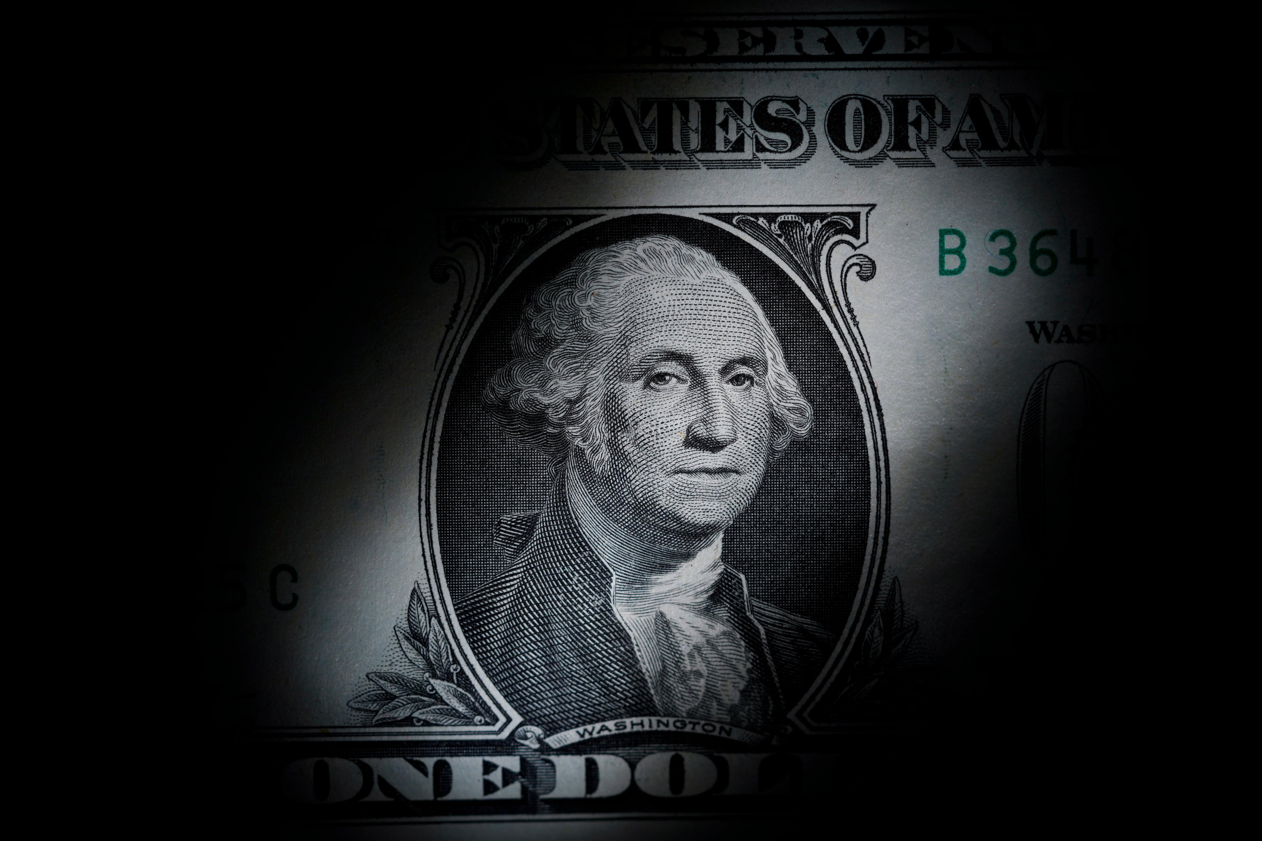 La imagen de George Washington aparece en un billete de un dólar estadounidense, el 13 de marzo de 2023, en Marple Township, Pensilvania (EE UU).