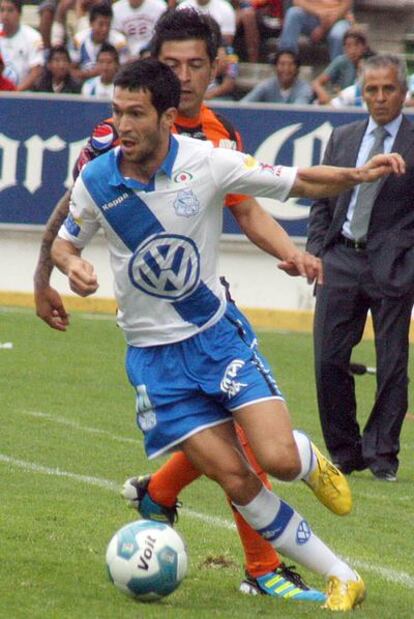 Luis García, con el Puebla.