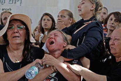 Con los pasos fronterizos clausurados y en medio de los habituales cruces de comunicados y desmentidos, Israel registró en la madrugada del domingo por primera vez en cinco años la muerte de un civil judío en un ataque con cohetes desde la franja de Gaza. En la imagen, familiares lloran durante el funeral del israelí Moshe Agadi en la ciudad de Ashkelon, al sur de Israel, cerca de la frontera con Gaza, el 5 de mayo. Moshe Agadi, de 58 años, falleció a consecuencia de las heridas sufridas en el pecho y el abdomen por la metralla de un proyectil en una casa de Ashkelon.