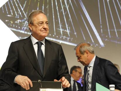 Florentino Pérez, presidente de ACS. Detrás de él, Marcelino Fernández Verdes, consejero delegado del grupo.