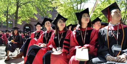 Estudiantes durante una ceremonia de graduación en la Universidad de Harvard.