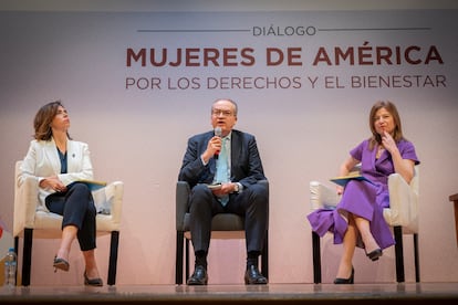 Belén Sanz Luque, representante de ONU Mujeres en México, Fernando Carrillo, director adjunto de Prisa Media en América y Bibiana Aido Almargo, representante ONU Mujeres Colombia, conversan durante el cierre del diálogo.