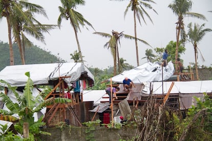 En los alrededores de Tacloban muchas casas siguen cubiertas por las telas plásticas (antiguas tiendas de campaña) procedentes de la ayuda internacional. Poco a poco van siendo sustituidas por piezas galvanizadas.