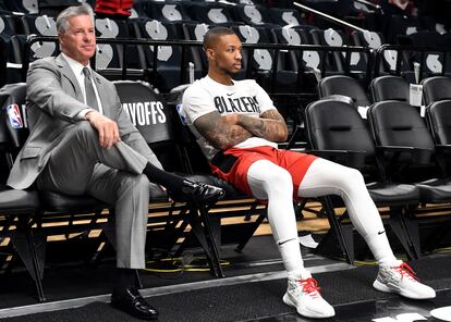 Damian Lillard y Neil Olshey, director deportivo de los Blazers, en mayo de 2019.