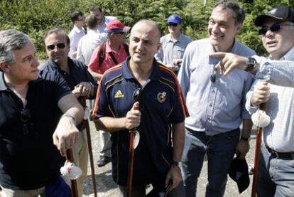 Miguel Sebastián junto al comisario de Turismo de la UE, Antonio Tajani (a la izquierda) y el conselleiro de Cultura, Roberto Varela, y el alcalde de Santiago, Xosé Sánchez Bugallo