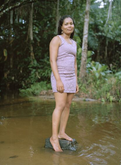 El río es un lugar de encuentro para las mujeres de esta comunidad perdida en el norte de Brasil. "Preguntamos dónde solían reunirse y ese fue uno de los motivos por los que escogimos este enclave para las fotografías", argumenta Duarte cuando habla de este retrato de Marli, la joven que posa en esta imagen. Además de agricultoras, se ocupan del cuidado familiar y comunitario, respetando el medio ambiente y transmitiendo su conocimiento a las nuevas generaciones.