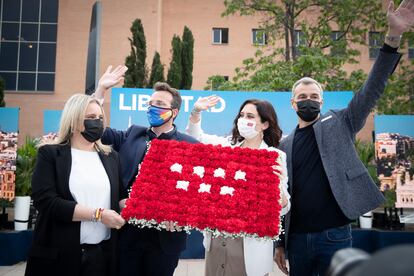 Toni Cantó e Isabel Díaz Ayuso, durante un acto electoral el pasado jueves en Madrid.