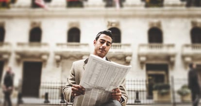 Un hombre leyendo el periódico en Nueva York.