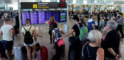 Viajeros en el Aeropuerto del Prat de Barcelona.