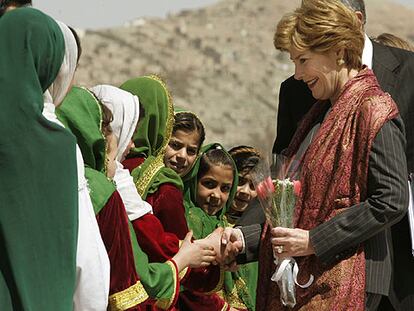 Laura Bush saluda a mujeres afganas en Kabul
