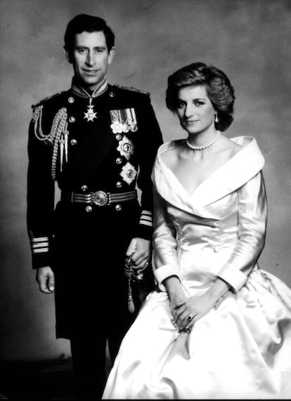 El príncipe Carlos y Diana de Gales, en el retrato oficial de 1988.