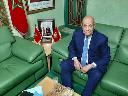 El alcalde de El Aaiún, Mulay Hamdi Uld Errachid, en junio de 2024 en su despacho oficial. 