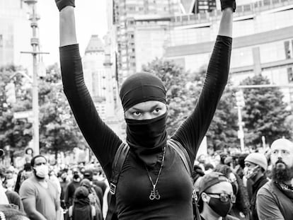 Una manifestante anuncia la llegada de la revolución en Nueva York en 2020.