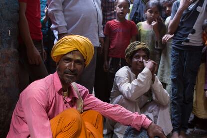 Los encantadores de serpientes tambien son miembros de la comunidad de artistas en Kathputli. Actuar en la calle está prohibido en India por la Ley de Prevención de la Mendicidad de Bombay de 1959.