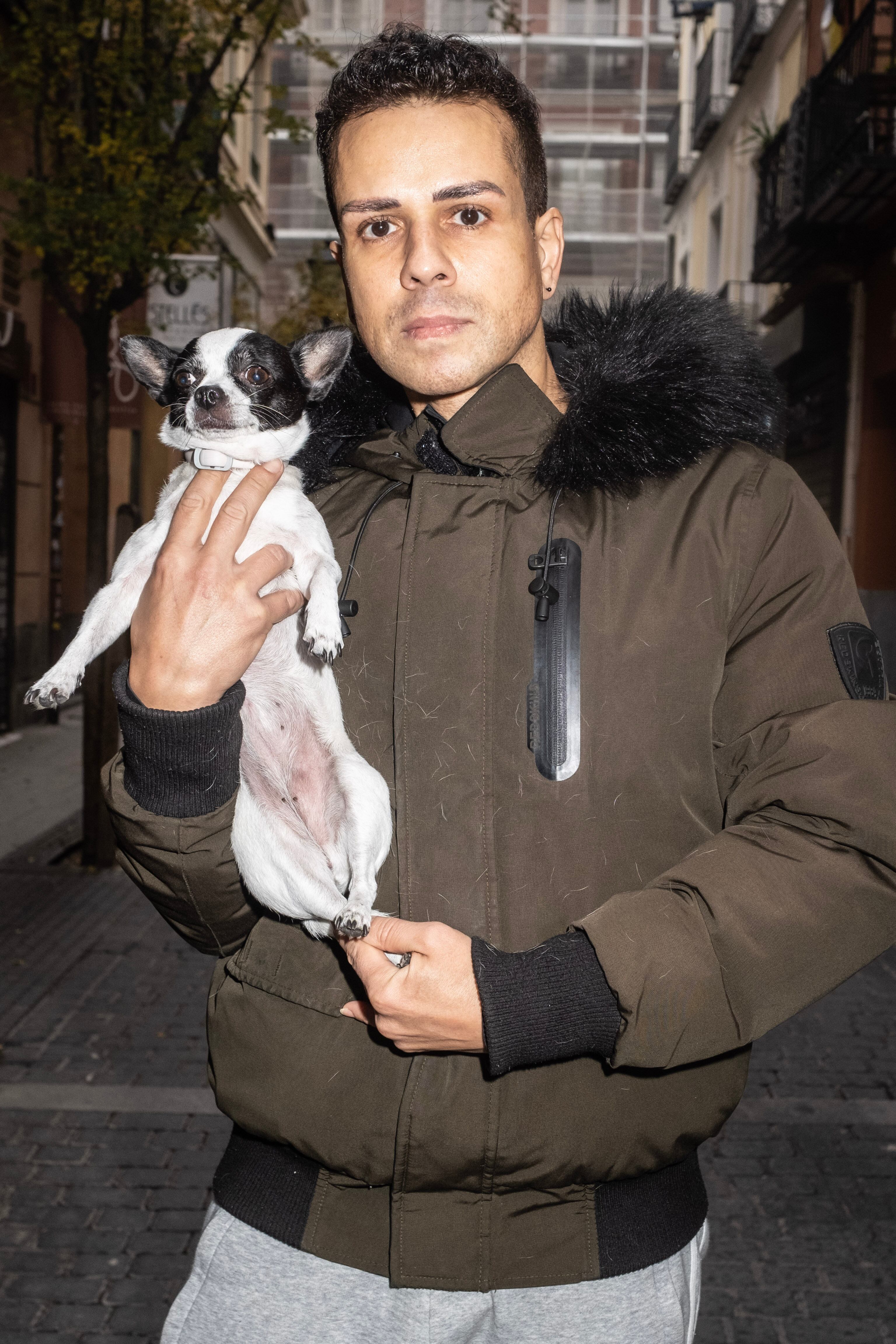 Óscar Domínguez, junto a su perra 'Dama', en el barrio de Chueca. 