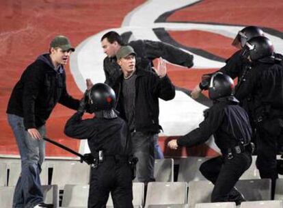 Disturbios en las gradas del Estadio Olímpico de Barcelona durante un Espanyol-Schalke.