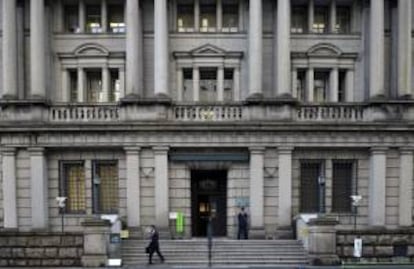 Un hombre desciende las escaleras de la entrada de la sede del Banco de Japón en Tokio. EFE/Archivo