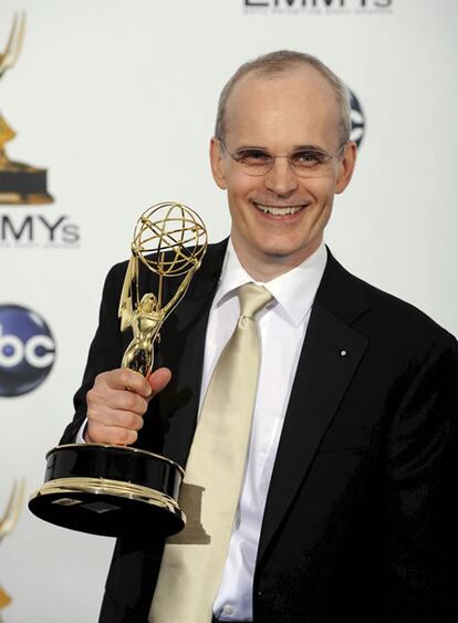 El actor esloveno Zeljko Ivanek posa con el Emmy a Mejor Actor de Reparto en Drama que recibió por la serie <i>Damages</i> en la 60 gala de entrega de los Premios Emmy de la televisión estadounidense en el teatro Nokia de Los Ángeles