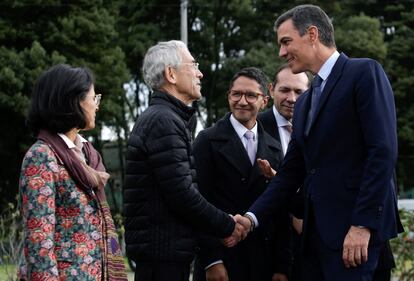 El presidente del Gobierno de España, Pedro Sánchez (derecha), le da la mano al padre Francisco de Roux (centro), presidente de la Comisión de la Verdad, en el Centro de Memoria, Paz y Reconciliación durante una visita oficial en Bogotá, el 24 de agosto de 2022.