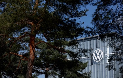 Logo de Volkswagen en una de sus sedes en Wolfsburgo, en Alemania.