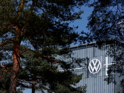 Logo de Volkswagen en una de sus sedes en Wolfsburgo, en Alemania.