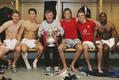 Ferguson posa con algunos jugadores tras la conquistar su última FA Cup, en 2004. En total ha sumado 5 Copas en Ingalterra desde que consiguiera la primera en 1990.