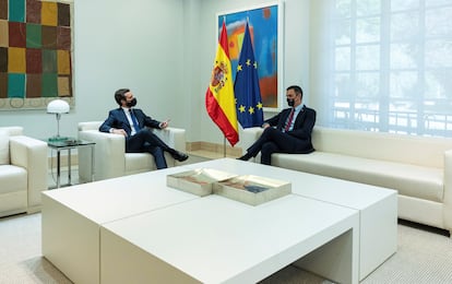 El presidente del Gobierno, Pedro Sánchez, y el líder del PP, Pablo Casado, en una reunión en La Moncloa el pasado septiembre, al fondo a la izquierda la obra de Teresa Lancet.