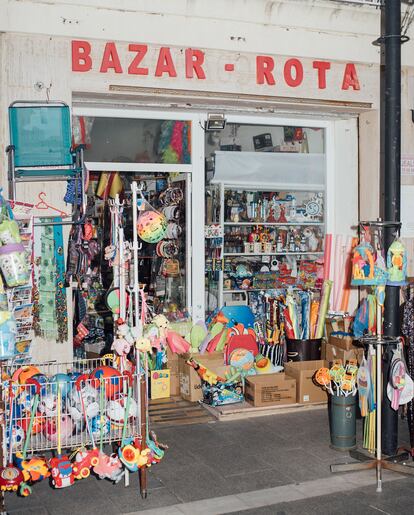 Un bazar en el pueblo de Rota.