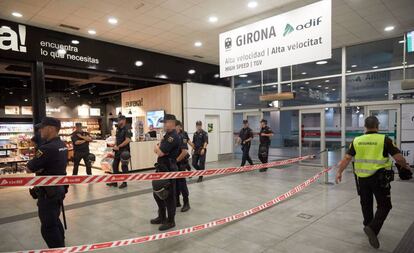 Agentes de la Policía Nacional custodian la Estación del AVE de Girona.