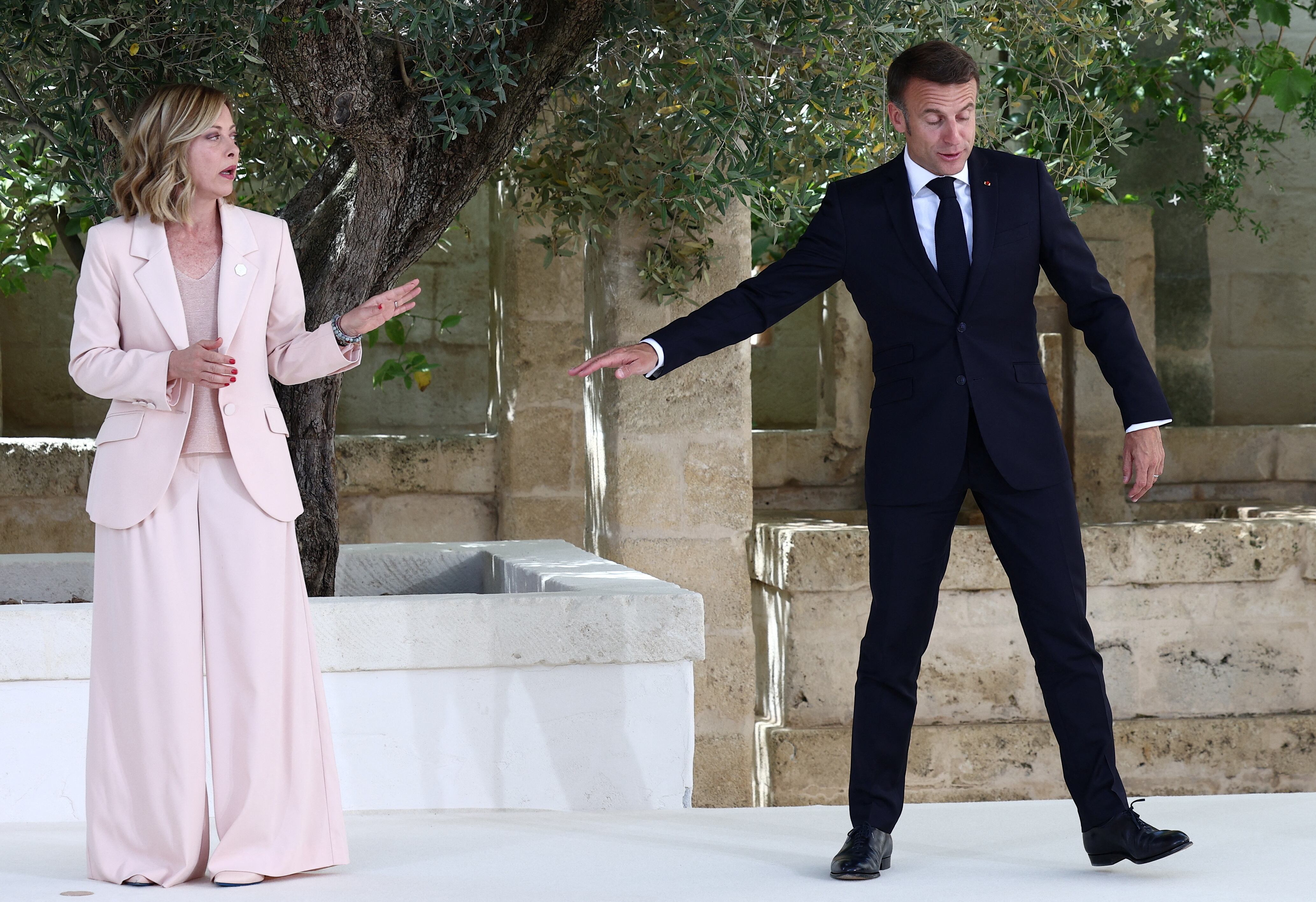 La primera ministra italiana, Giorgia Meloni, saluda a Emmanuel Macron, presidente francés, a su llegada a la cumbre del G-7 que se celebra en Borgo Egnazia. 