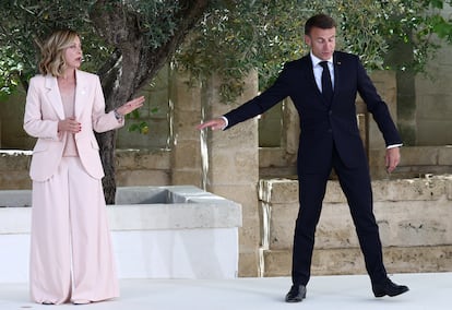 La primera ministra italiana, Giorgia Meloni, saluda a Emmanuel Macron, presidente francés, a su llegada a la cumbre del G-7 que se celebra en Borgo Egnazia. 