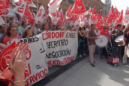 Miles de trabajadores del sector público se han concentrado frente a la sede de la presidencia de la Junta de Andalucía.